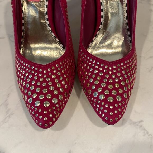 Betsey Johnson Faalyn Fuschia Studded Pointed Toe heels rocker size 6.5 quirky - Picture 5 of 10